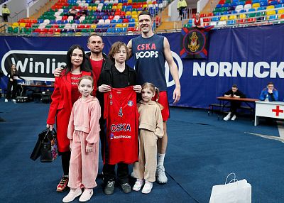 Семён Антонов и семья Артема Донскова (фото: М. Сербин, cskabasket.com) 