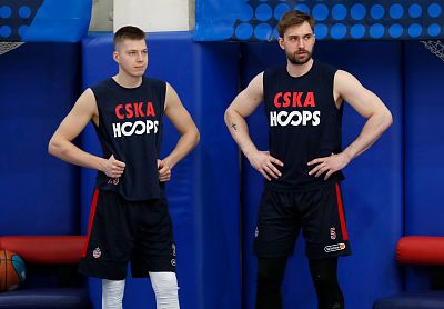 Антон Карданахишвили и Александр Ганькевич (фото: М. Сербин, cskabasket.com)
